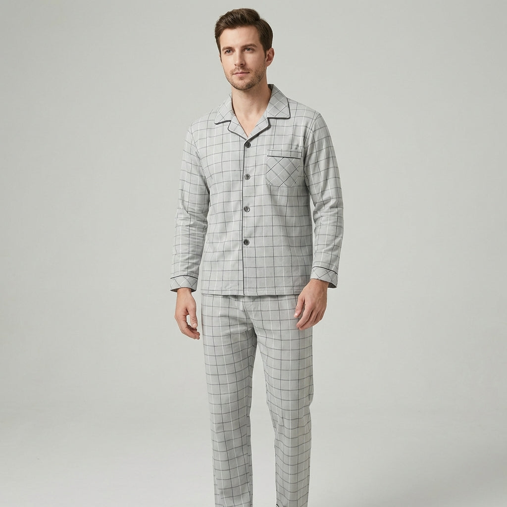 Heren pyjamaset met comfortabel overhemd en knoopsluiting voor ontspannen nachten en rust.