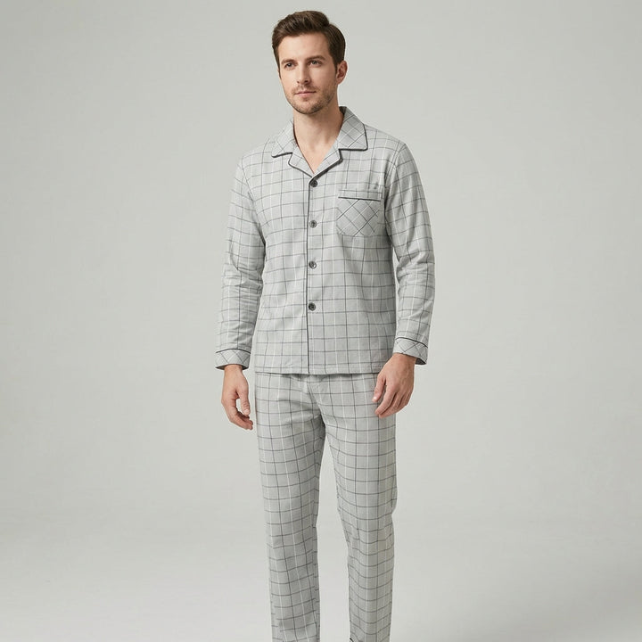 Heren pyjamaset met comfortabel overhemd en knoopsluiting voor ontspannen nachten en rust.