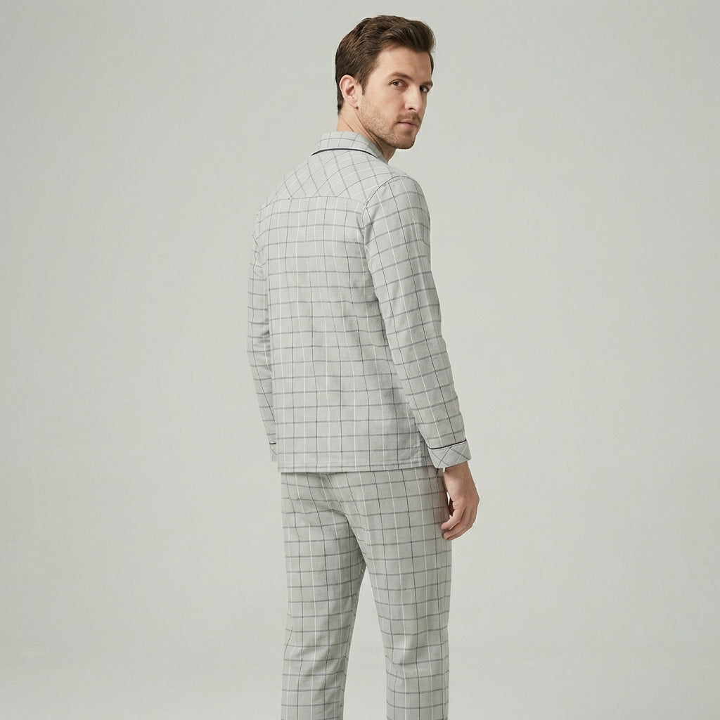 Mannen slaapkleding: zachte pyjamaset met overhemd en praktische knopen, ideaal als huispak.