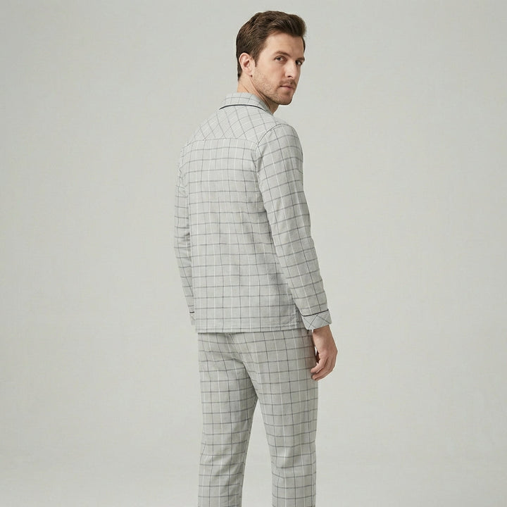 Mannen slaapkleding: zachte pyjamaset met overhemd en praktische knopen, ideaal als huispak.