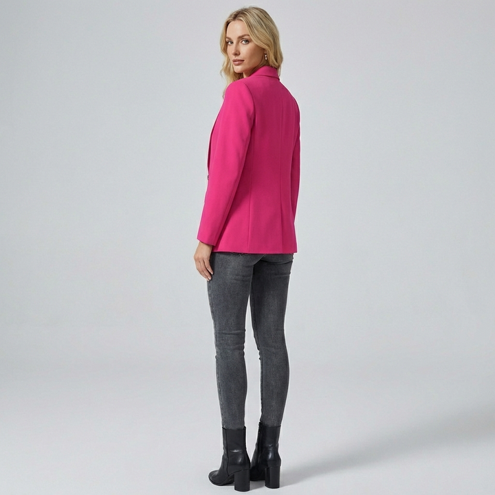 Elegante dames blazer met lange mouwen en praktische gespzak. Perfect voor een modieuze kantoor outfit.