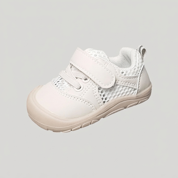 Beige flexibele barefoot babyschoentjes, bevorderen gezonde voetgroei, antislip voor spelende baby's.