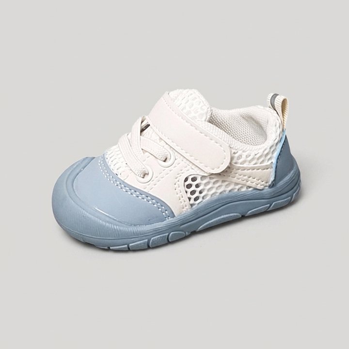 Spelende baby in flexibele barefoot peuterschoenen, ondersteunt natuurlijke voetontwikkeling bij elke stap.