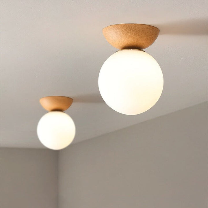"Hikari plafondlamp met Japans design, natuurlijke houten afwerking en warme LED-verlichting, rond en minimalistisch."