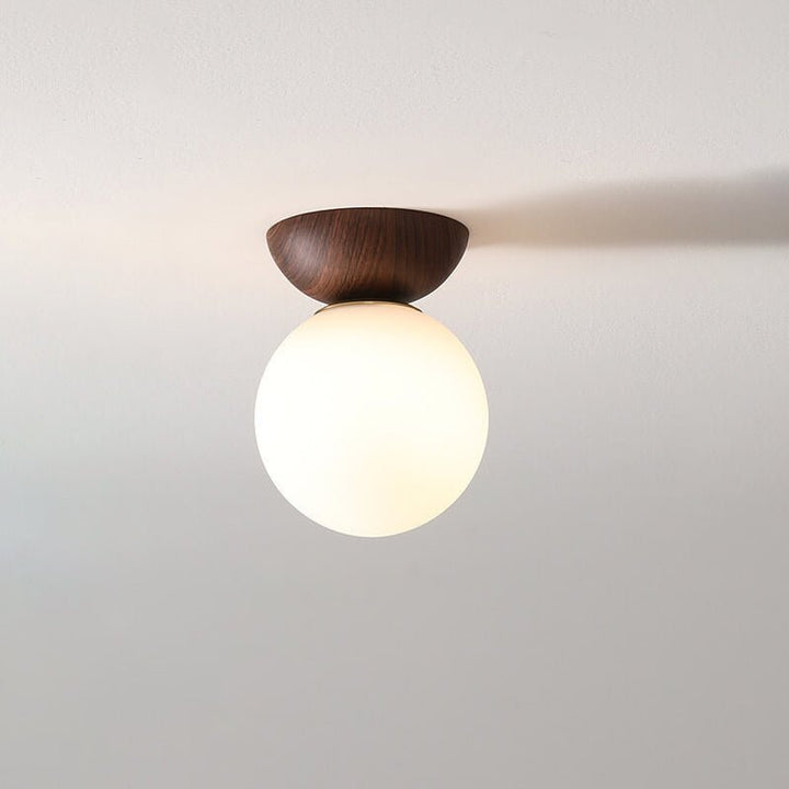 "Hikari plafondlamp met Japans design, natuurlijke houten afwerking en warme LED-verlichting, rond en minimalistisch."