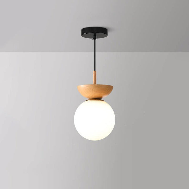 "Hikari plafondlamp met Japans design, natuurlijke houten afwerking en warme LED-verlichting, rond en minimalistisch."