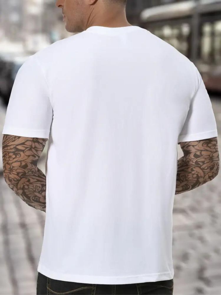 Achterkant van man in wit t-shirt met hoge hals
