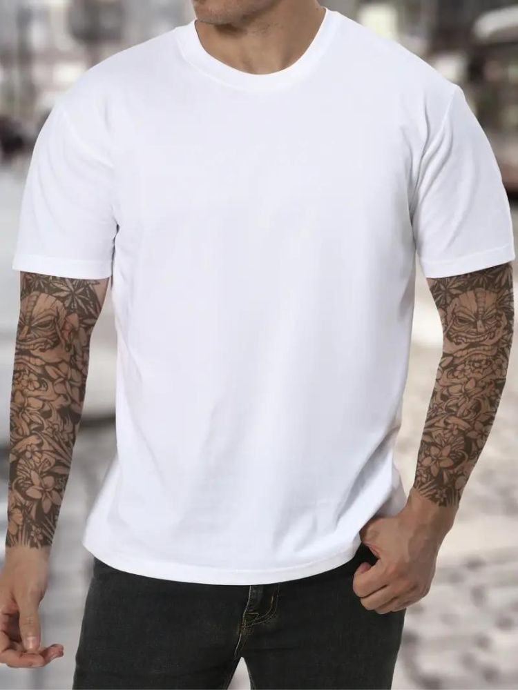 Man draagt wit heren t-shirt met hoge hals op straat
