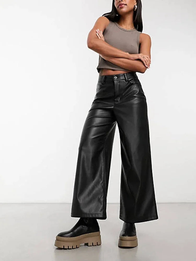 "Hoge taille leren broek voor dames in stijlvol zwart, met rechte pijpen en zijzakken voor elegante, veelzijdige looks."