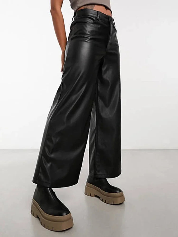 "Hoge taille leren broek voor dames in stijlvol zwart, met rechte pijpen en zijzakken voor elegante, veelzijdige looks."