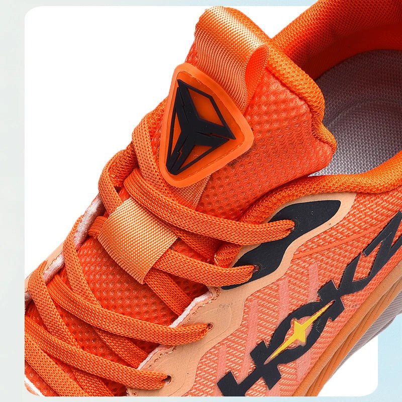 Bovenaanzicht van de oranje hardloopschoen met ademend design