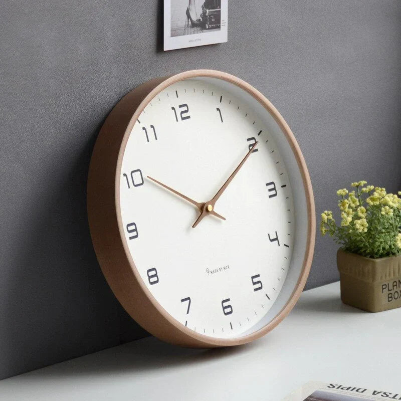 "Houten wandklok met Scandinavisch design, minimalistisch met natuurlijke houttinten, 30 cm diameter."