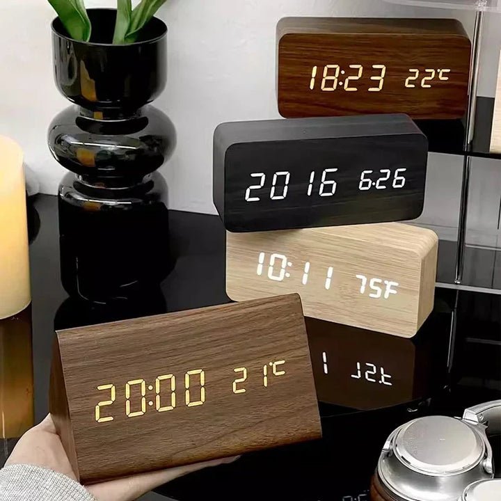 Houten wekker met LED-display, spraakbesturing en temperatuurweergave; elegant design voor elke moderne slaapkamer.