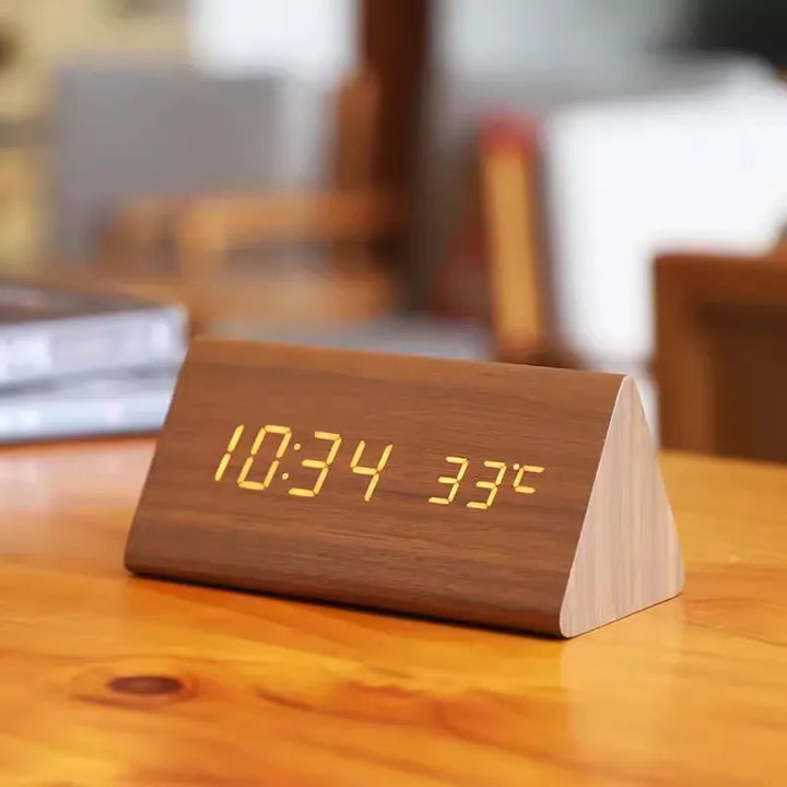 Houten wekker met LED-display, spraakbesturing en temperatuurweergave; elegant design voor elke moderne slaapkamer.
