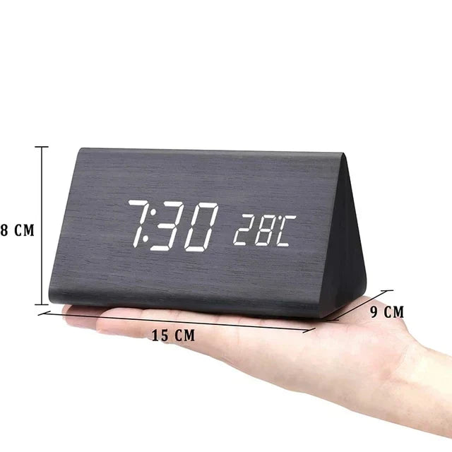 Houten wekker met LED-display, spraakbesturing en temperatuurweergave; elegant design voor elke moderne slaapkamer.