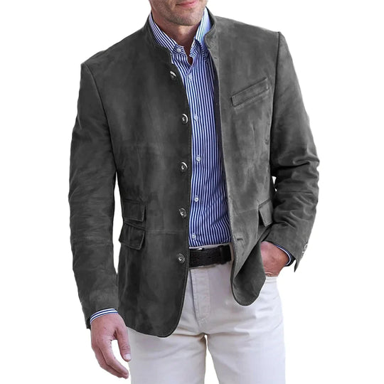 Heren blazer in grijs met staande kraag, gedragen door een model.