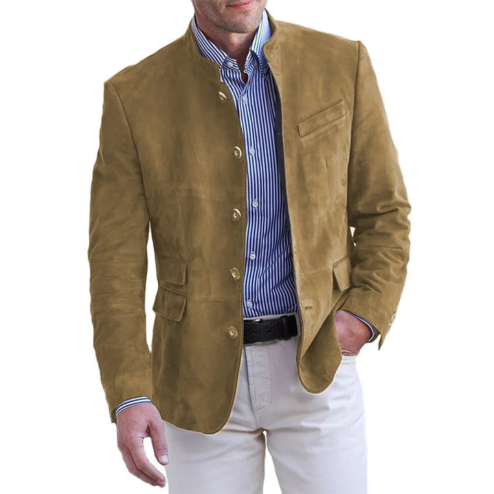 Heren blazer in khaki met staande kraag, gedragen door een model.