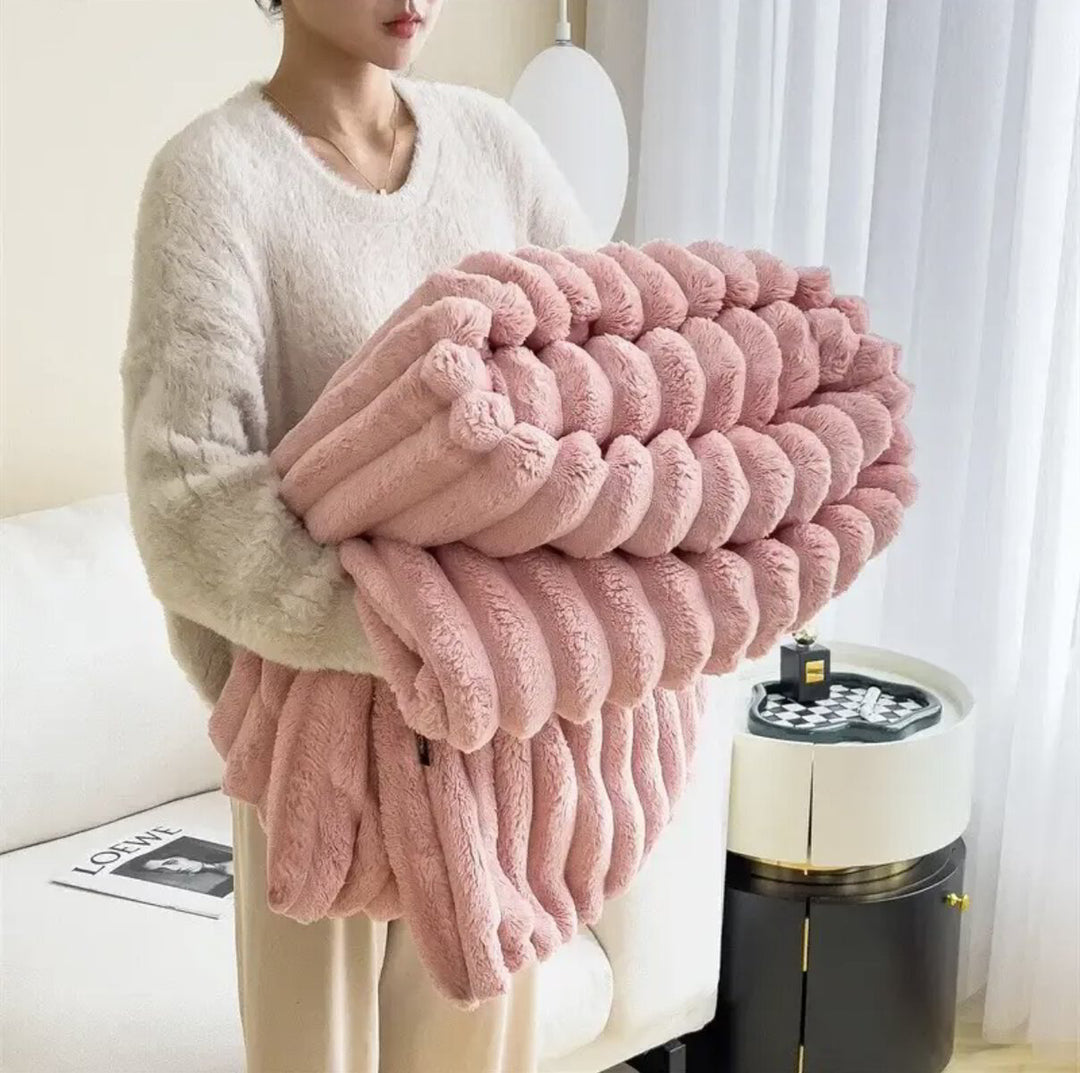 Luxe woondeken van aurora wonen, een pluizige en warme polyester fleece deken. Stijlvolle decoratie en comfort.