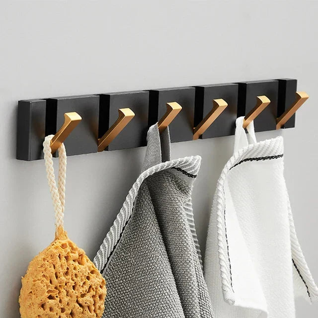 Zwarte opklapbare wandhaak. Modern minimalistisch design. Ideaal voor jassen, tassen & handdoeken.