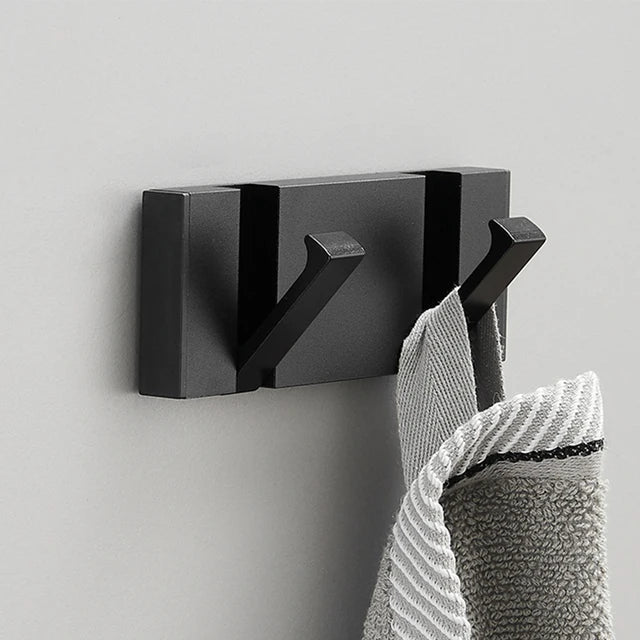 Detail van luxe opklapbare wandhaak: elegant metaal, ideaal als jassenhanger of handdoekhaak.
