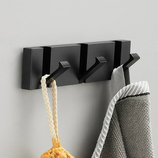Set van minimalistische opklapbare wandhaken voor een opgeruimde hal. Luxe en ruimtebesparend.
