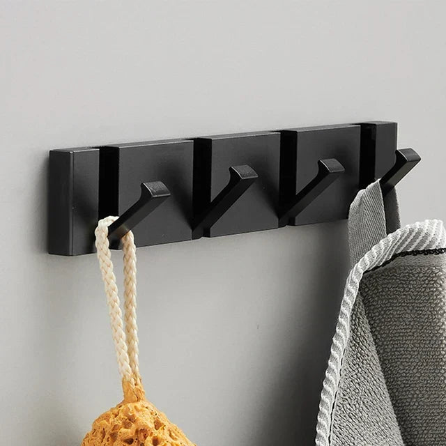 Opgeklapte wandhaak, strak tegen de muur. Onopvallend minimalistisch design voor moderne interieurs.