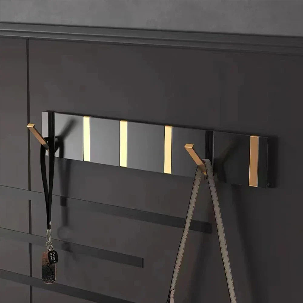Elegante zwarte opklapbare wandhaak, perfect voor handdoeken in de badkamer of jassen in de hal.