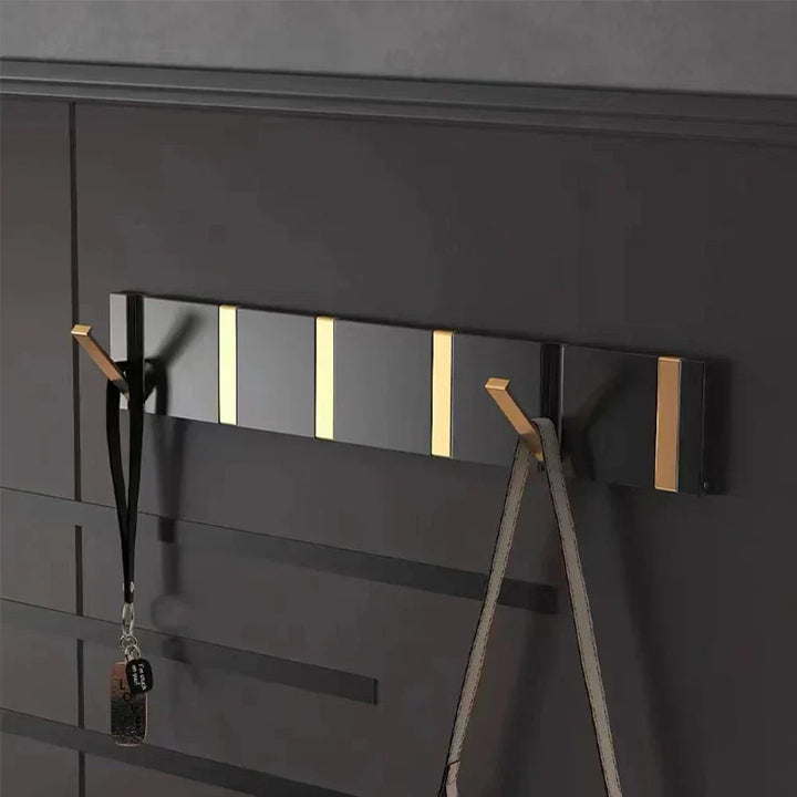 Elegante zwarte opklapbare wandhaak, perfect voor handdoeken in de badkamer of jassen in de hal.