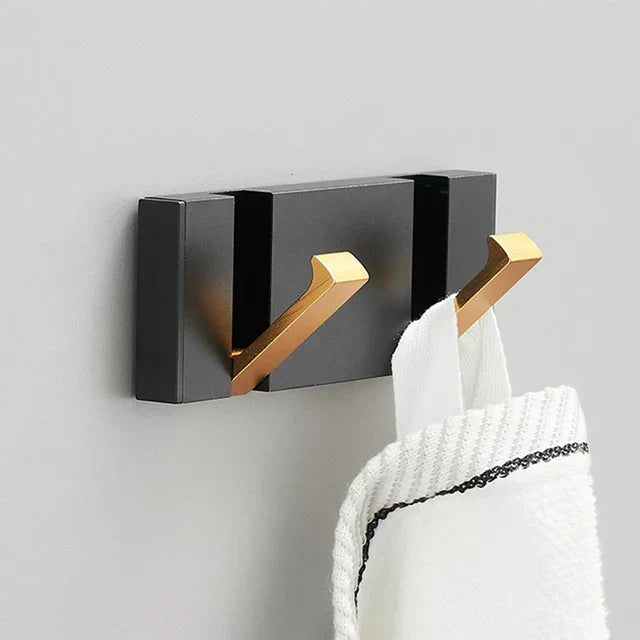 Minimalistische opklapbare badkamerhaak. Elegant design voor handdoeken, ruimtebesparend.