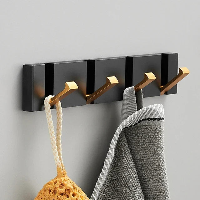 Praktische opklapbare designhaak voor jassen, tassen. Modern interieur en slimme ruimtebesparing.
