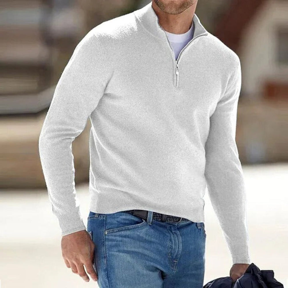 Detail van de kwartrits op een modieuze herentrui, ideaal voor een aanpasbare look en comfort. Gebreide herenkleding.