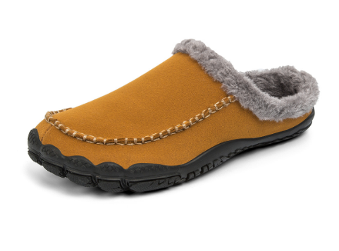 Pantoffels in omgeving: Warme luxe heren huispantoffels in een gezellige omgeving, voor ultiem comfort binnenshuis.