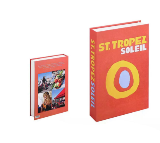 Design decoratieboeken in een prachtig ingericht interieur