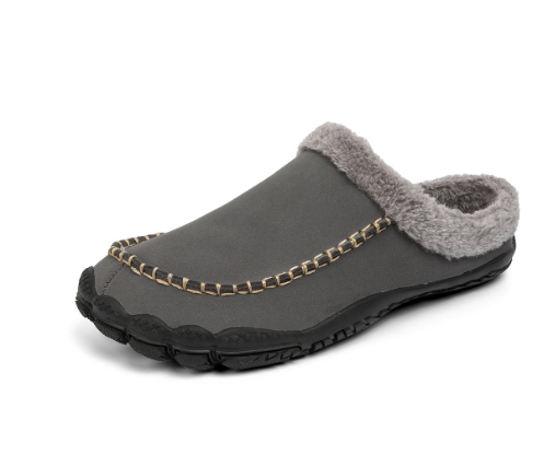 Zijkant pantoffel: Stijlvolle herenpantoffel, comfortabel en warm, perfecte herenschoenen voor binnenshuis.