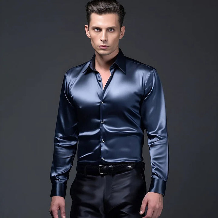 Man draagt stijlvol glanzend heren overhemd met lange mouw, perfect voor een elegante en verzorgde uitstraling.