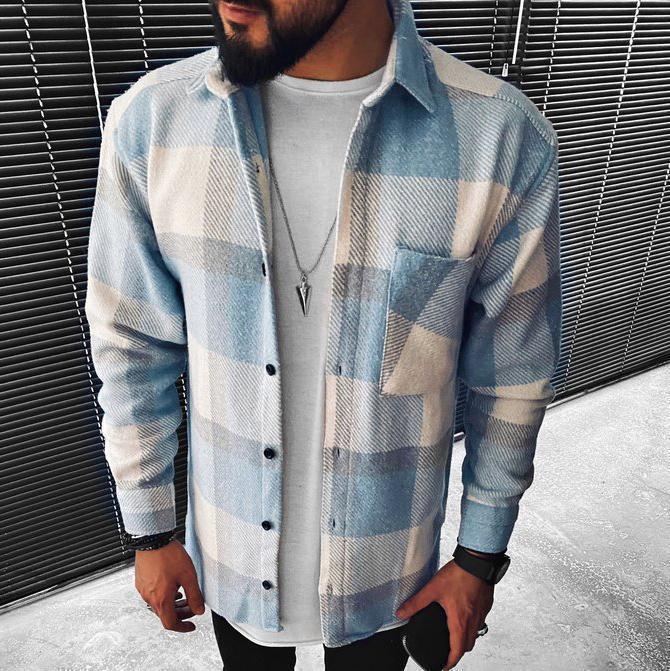 Stijlvol lichtblauw heren overshirt, zacht en comfortabel, perfect voor een moderne casual herfstlook.