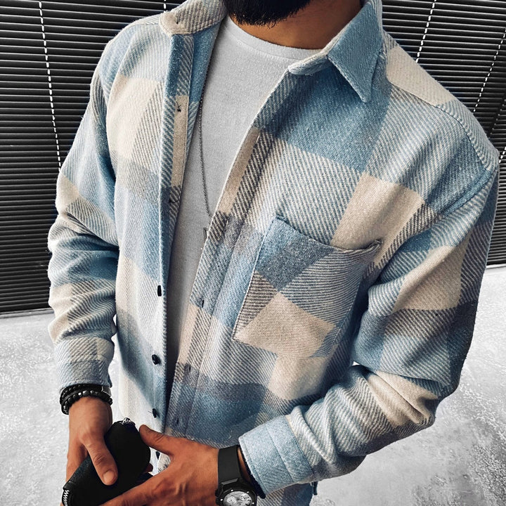 Lichtblauw heren overshirt, comfortabel en stijlvol, ideaal voor casual laagjes in herfst en lente.