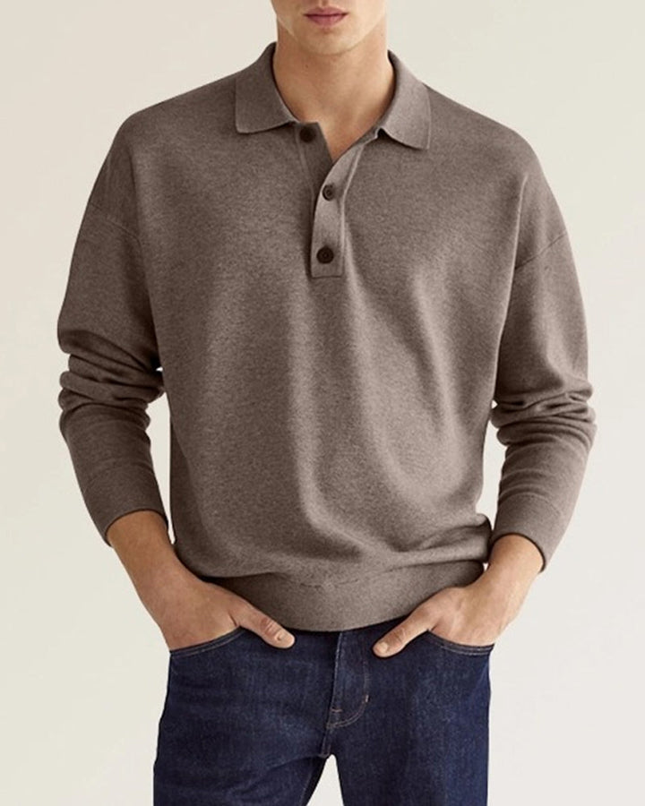 Detailopname van bruine heren polo met overhemdkraag