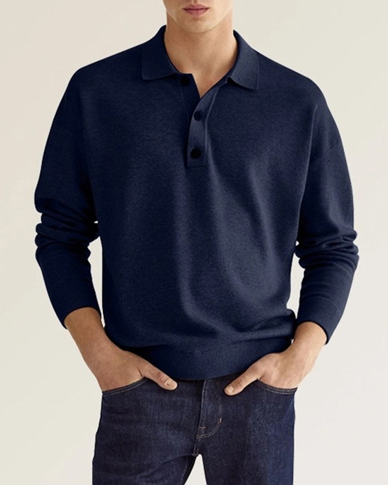 Detail van de knoopsluiting op een comfortabel heren overhemd met lange mouwen en basic pasvorm