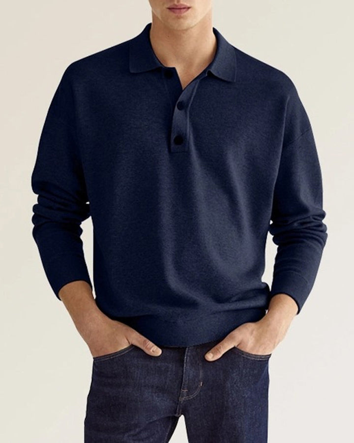 Detail van de knoopsluiting op een comfortabel heren overhemd met lange mouwen en basic pasvorm