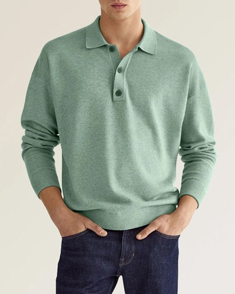 Volledige foto van een comfortabele herenpolo met lange mouwen en knoopsluiting voor een casual look