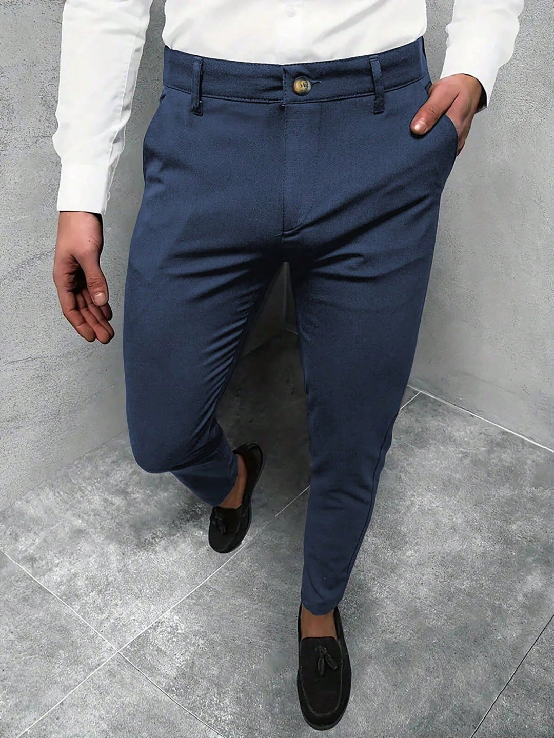 Stijlvolle heren broek Jasper in donkerblauw gedragen met wit overhemd