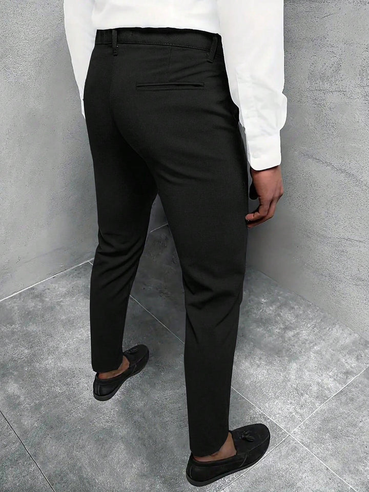 Achterzijde van de zwarte Jasper heren broek met zakdetails