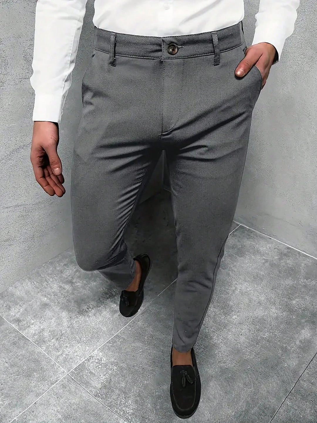 Heren broek Jasper in het grijs getoond in frontaal perspectief met riemlussen en knoop