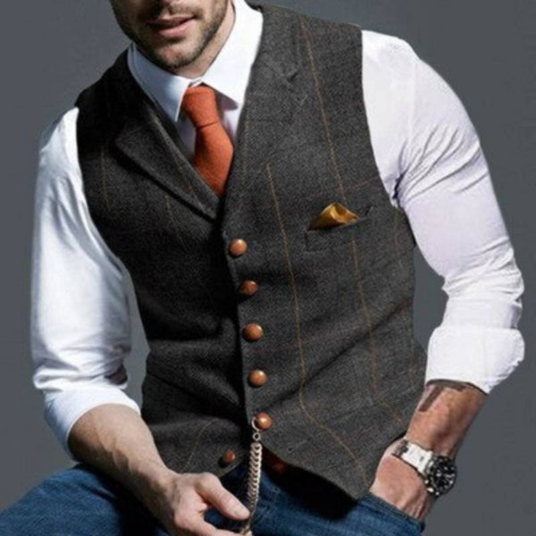 Heren gilet met ruitpatroon gedragen in een casual setting, modieus en comfortabel vest.