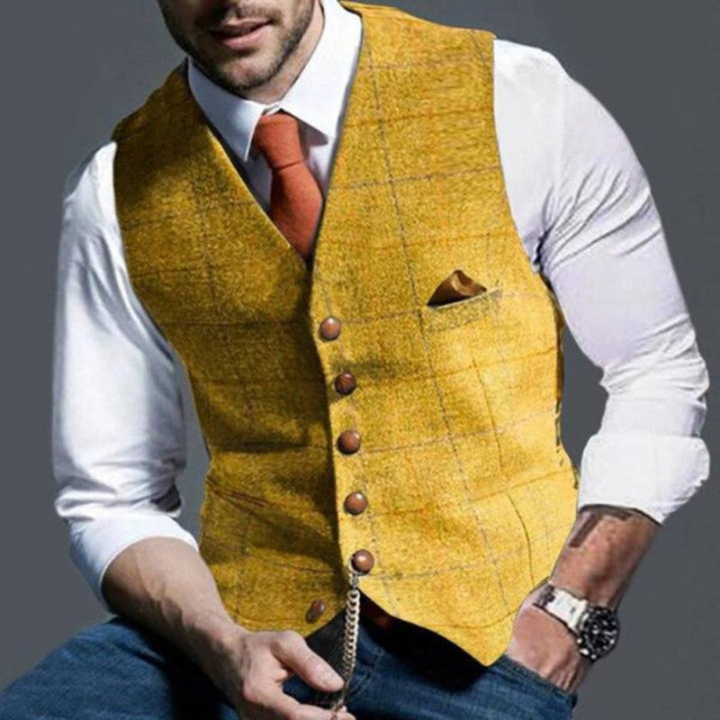 Detail van een heren vest met knoopsluiting en fijn ruitpatroon; veelzijdige bovenkleding.