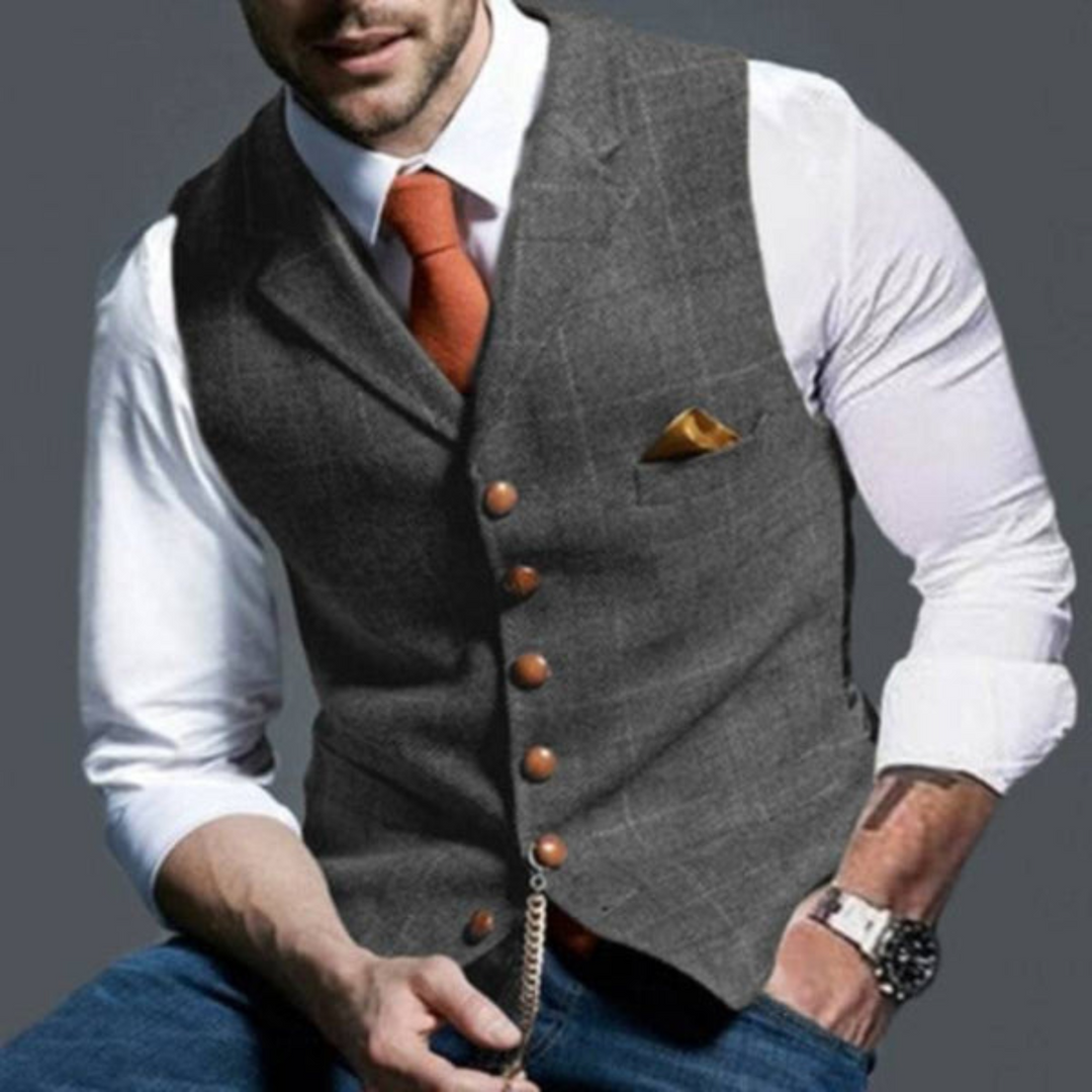 Man draagt een stijlvol heren gilet met ruitpatroon over een overhemd, ideaal voor een formele look.