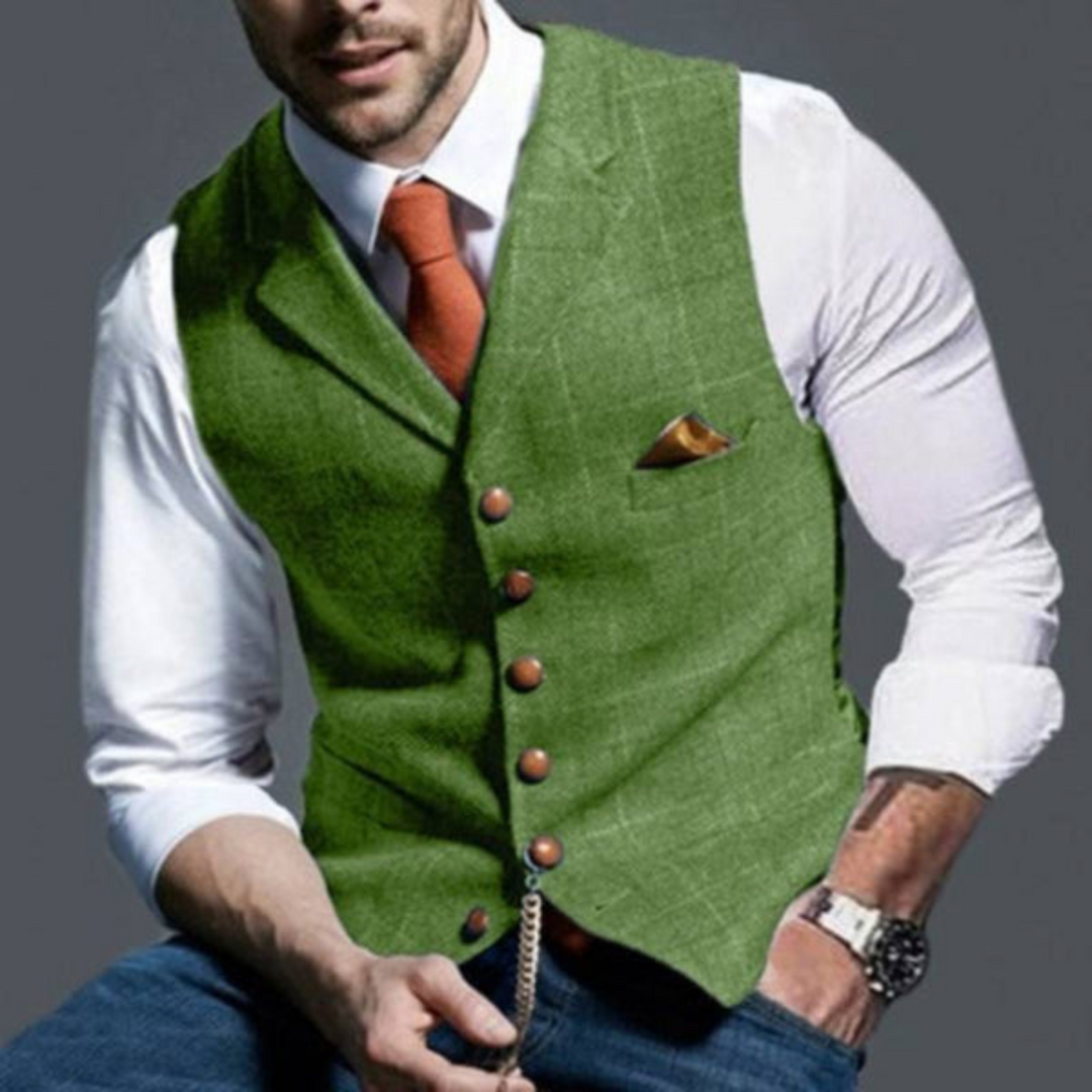 Zijaanzicht van een elegant heren gilet met ruitpatroon, accentueert de pasvorm en stijlvolle mode.