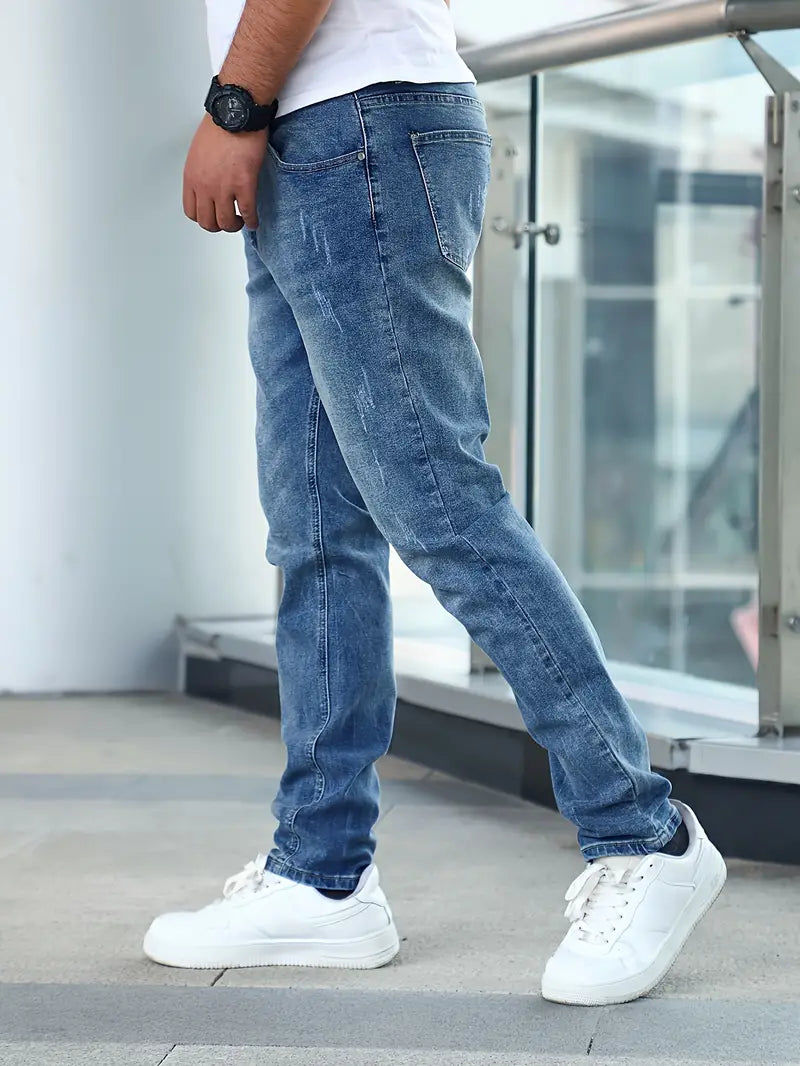 Duurzame heren tapered jeans van kwaliteitsdenim met praktische zakken en een comfortabele, moderne snit.