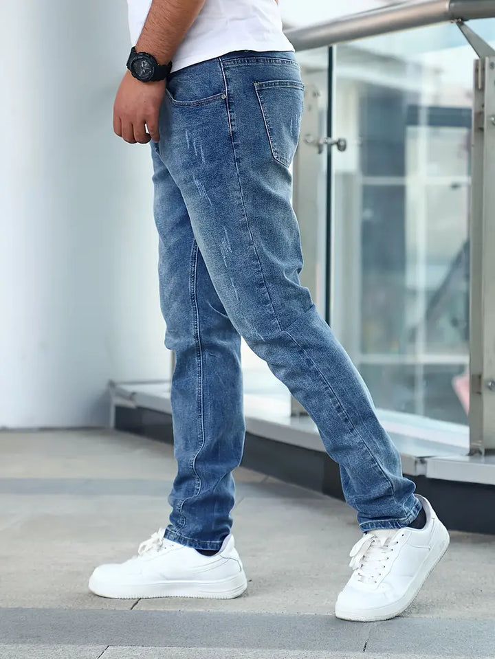 Duurzame heren tapered jeans van kwaliteitsdenim met praktische zakken en een comfortabele, moderne snit.